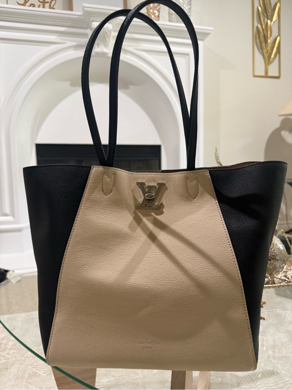 The Louis Vuitton Lockme Cabás Black and Beige crafted from soft calfskinleather - Picture 11 of 16